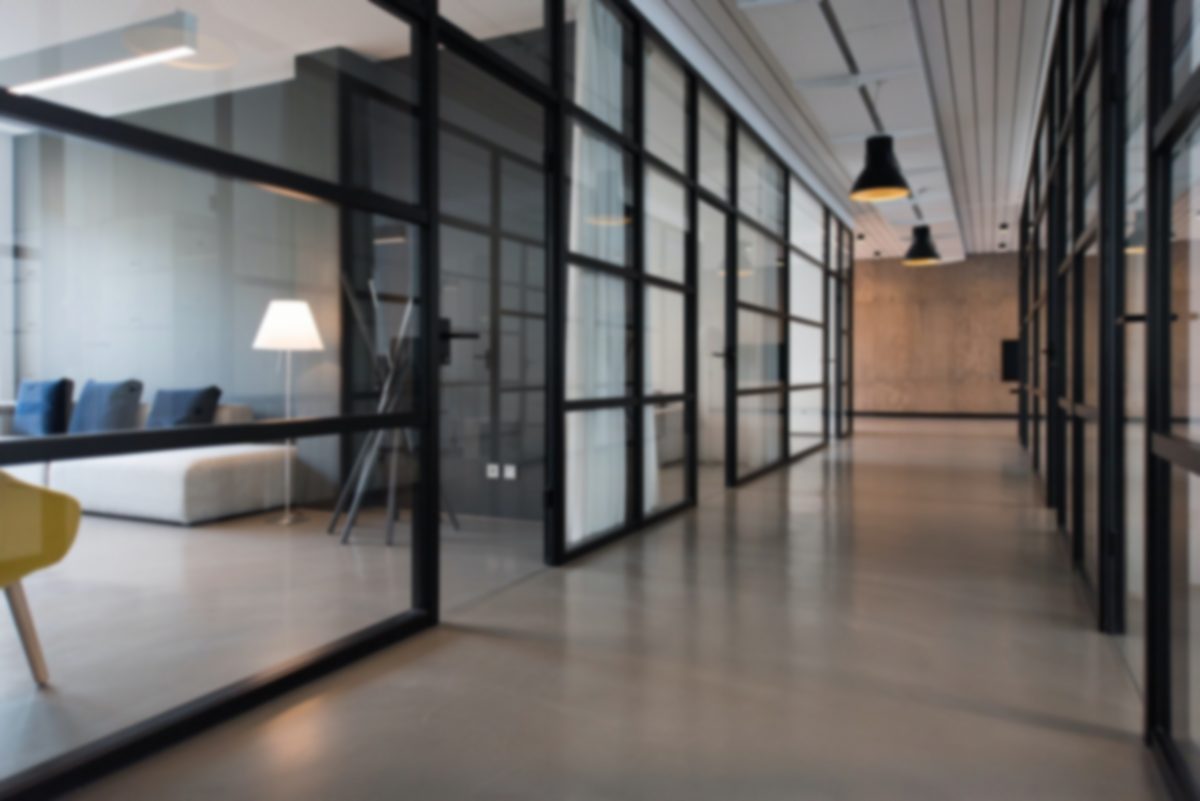 Moderner Bürobereich mit Besprechungsräumen
